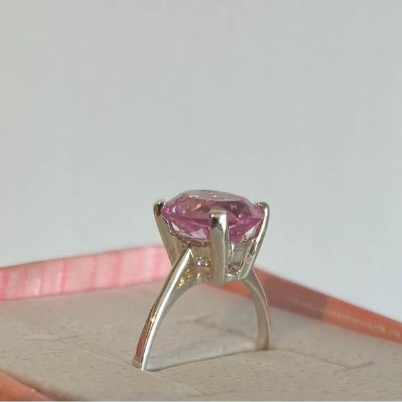 Elegant Purple Gemstone Ring - Picture 6 of 8